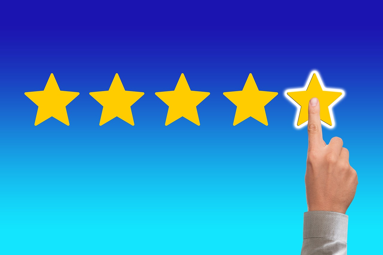 A person pointing to the five-star customer experience as reviews are useful when you are looking to find reliable movers in NYC. 