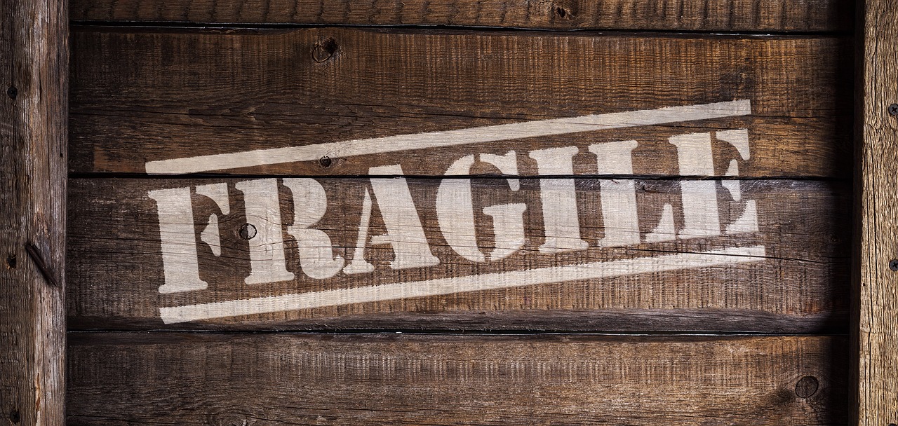 Fragile sign on a wooden crate.